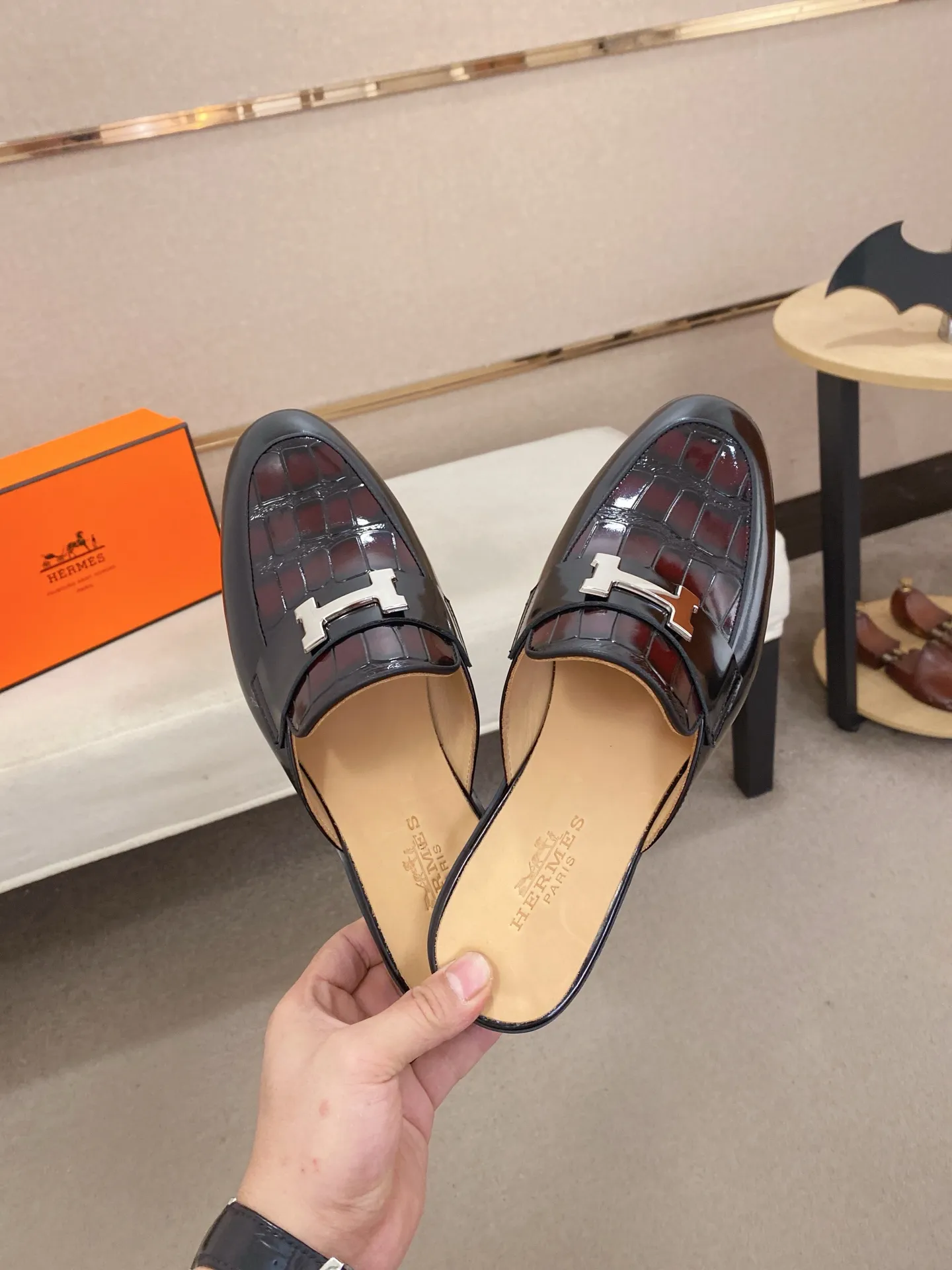 Men's clothing and shoes💰: 500💰《HERMES》【Classic original single version】Hermès half-drag; top 🔝purchasing agent🔍🔍 latest 🇺🇸 counter sale simultaneously, original ▲▲cowhide imported from Italy ▲▲Exquisite workmanship (Italian 🇮🇹Imported water-dyed 🐂cowhide lining) sole: original sole provided by the original factory, ⚠️exclusive double-layer activity·TPR·rubber·combined molded outsole; Yardage: 38-44. Can be customized45
